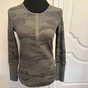 Splendid Camouflage 4 Snap Henley Long Sleeve Top Shirt Camo NEW